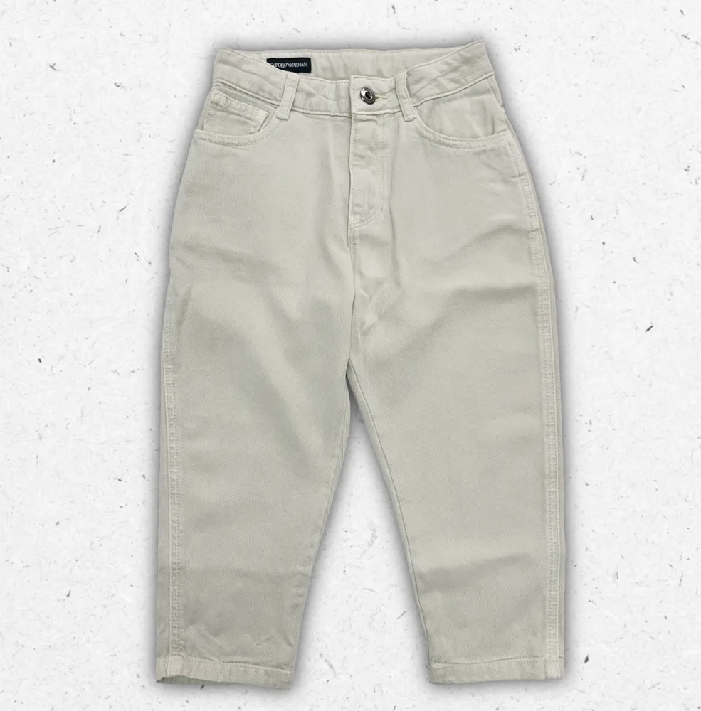 Pantaloni cinque tasche Emporio Armani da bambino in twill di lyocell e cotone, colore beige con logo posteriore.