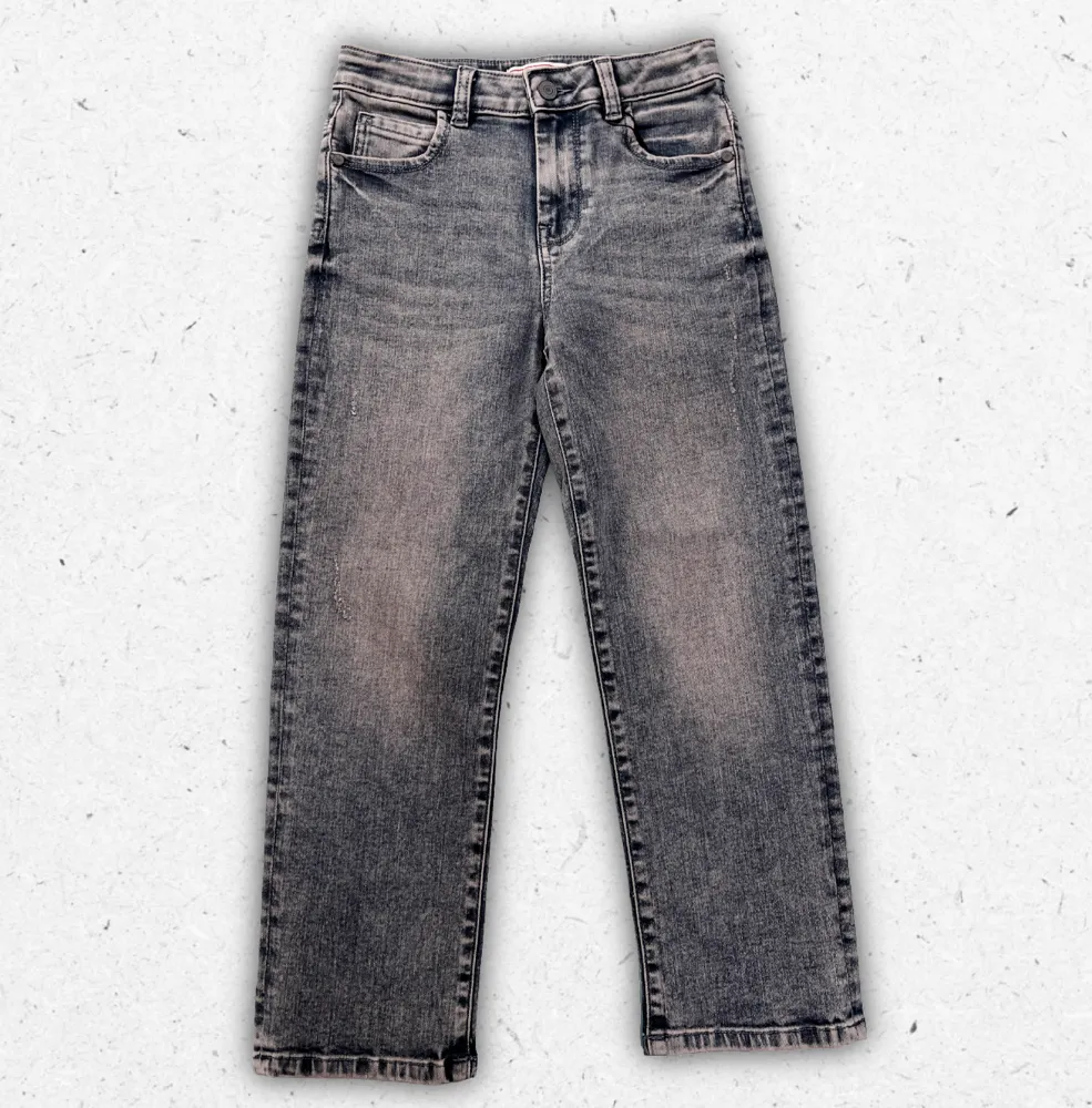 Pantaloni Guess da ragazzo modello chino slim fit in cotone elasticizzato con dettagli logati e tasche a filo.