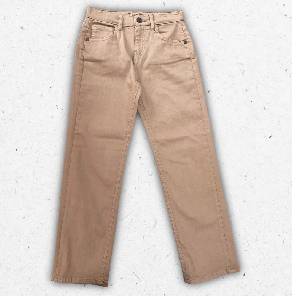 Pantaloni Guess da ragazzo modello straight fit in cotone stretch marrone chiaro con costruzione a 5 tasche.