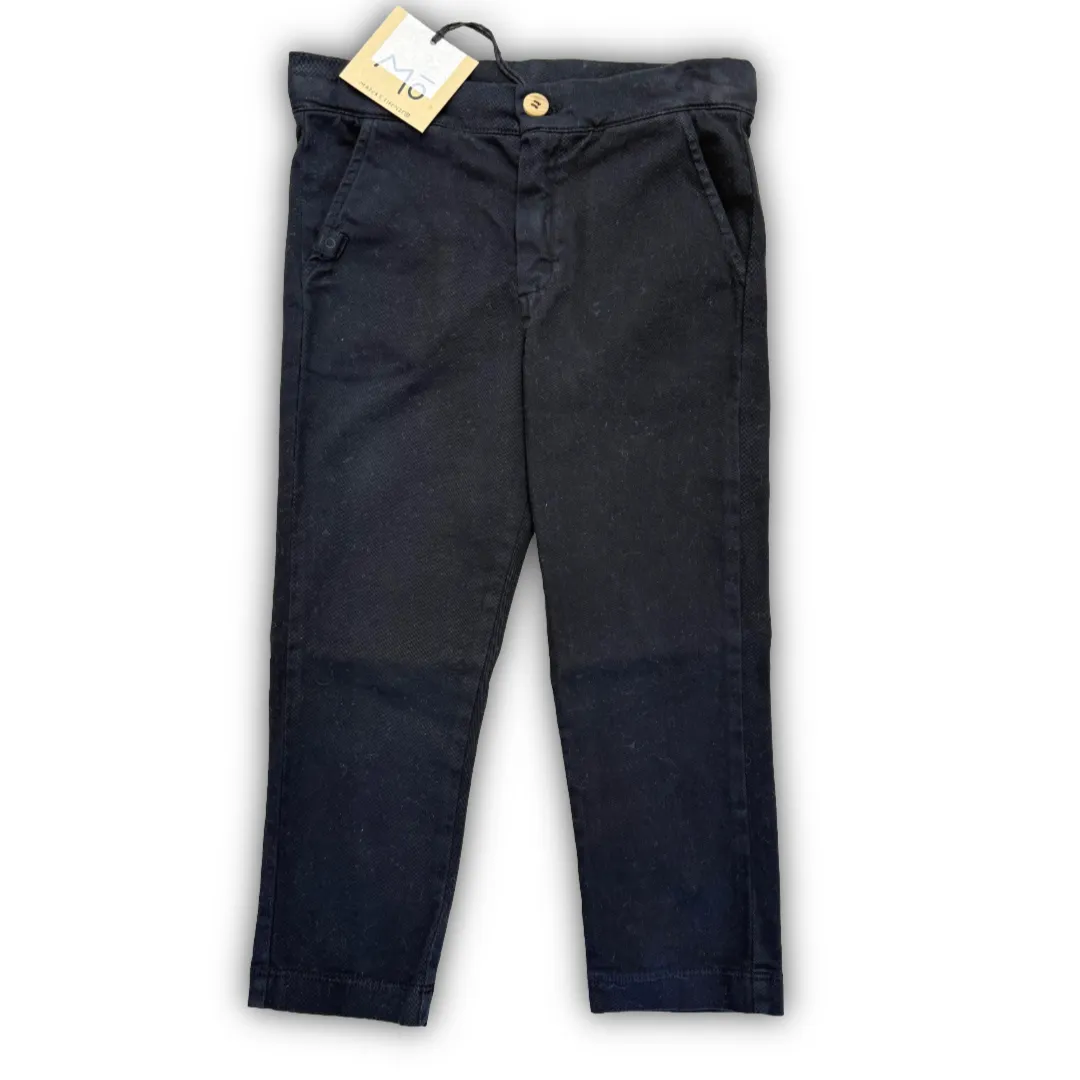 Pantaloni chino Maperò per bambino in gabardina stretch blu scuro o antracite. Modello a vita regolare con tasche e bottone.