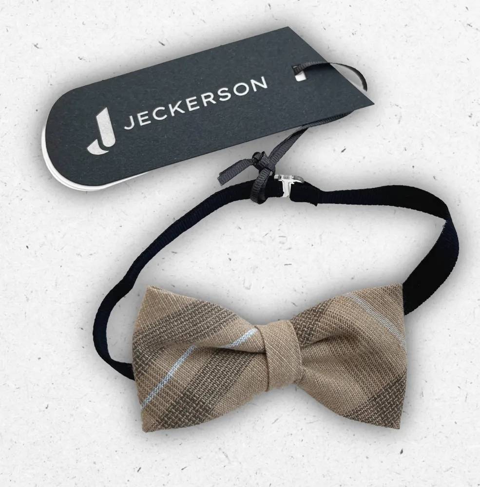 Papillon da bambino Jeckerson modello JB5630 con fantasia a quadri beige e celeste, struttura pre-annodata e cinturino regolabile.