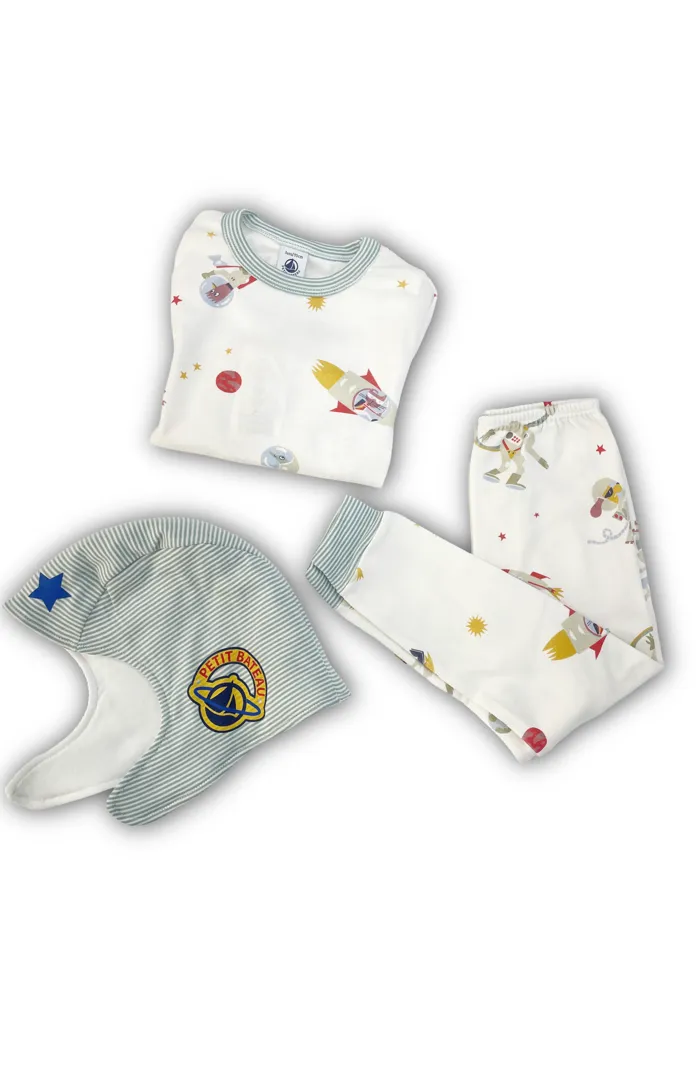 Pigiama Petit Bateau per bambino, completo in due pezzi bianco con stampa all-over a tema spazio: astronauti, razzi e stelle.