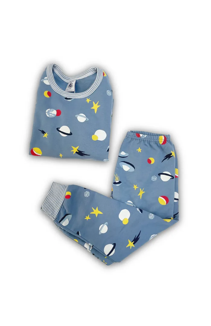 Pigiama Petit Bateau per bambino, completo in due pezzi blu celeste con stampa all-over a tema spazio: astronauti, razzi e pianeti.