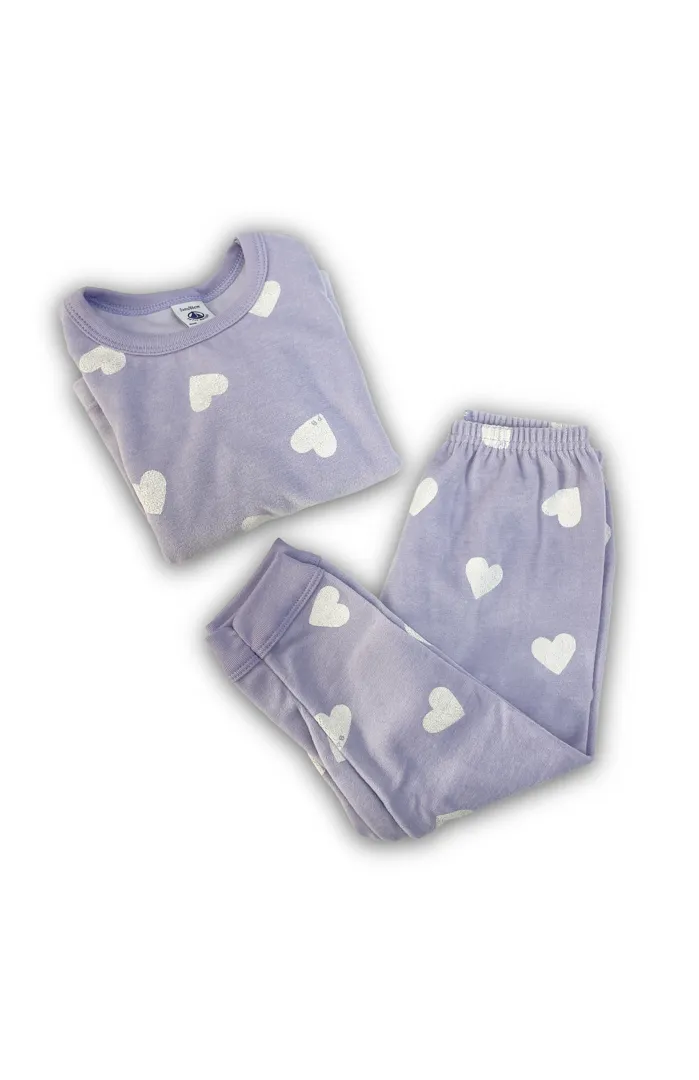 Pigiama Petit Bateau per bambina, composto da maglia e pantalone lungo lilla con stampa di cuori bianchi all-over.