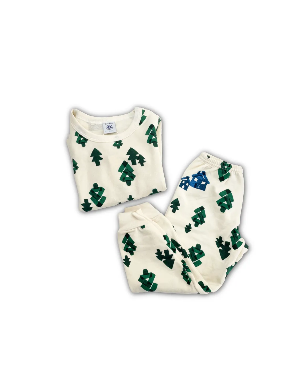 Pigiama Petit Bateau per bambino, completo in due pezzi bianco/crema con stampa all-over a tema bosco: alberi di Natale verdi e casette blu.