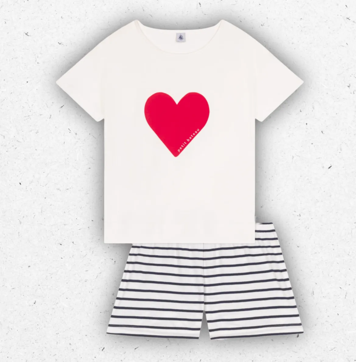Pigiama corto da donna Petit Bateau in cotone a costine con t-shirt ampia e shorts coordinati con stampa a cuori.