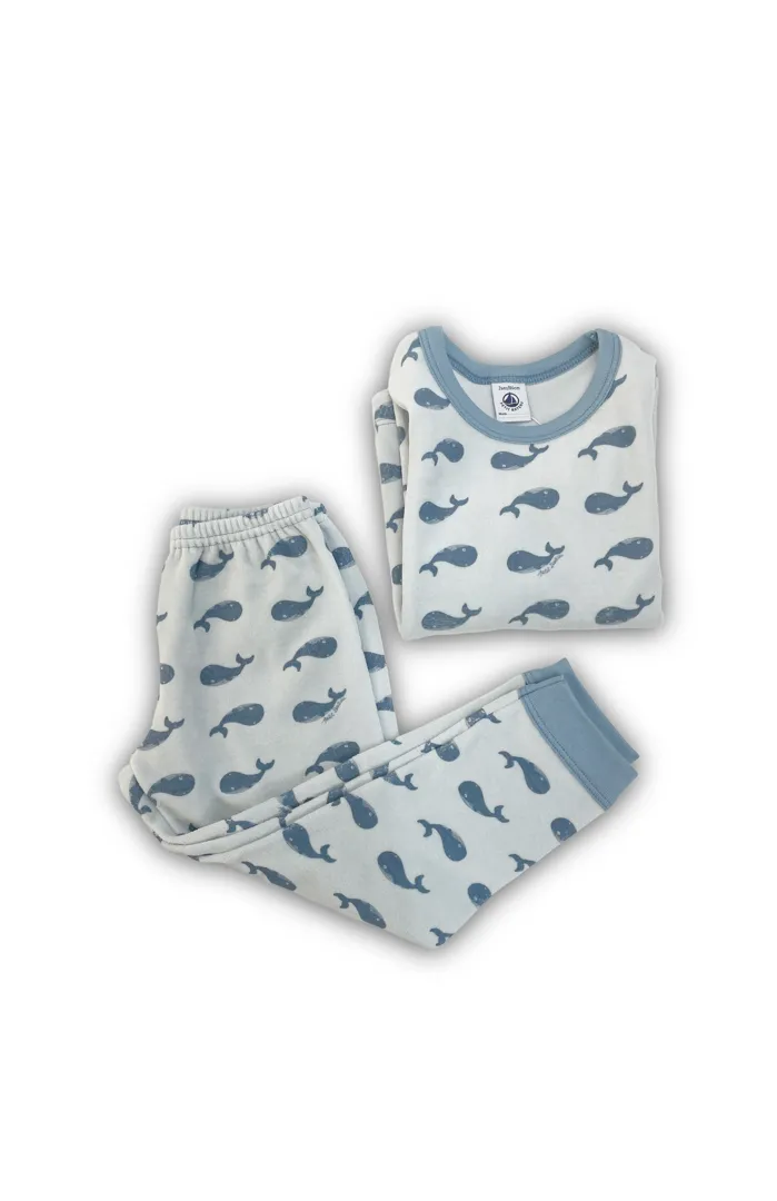 Pigiama Petit Bateau per bambino, completo in due pezzi con maglia e pantalone bianco/celeste a stampa balene blu all-over.