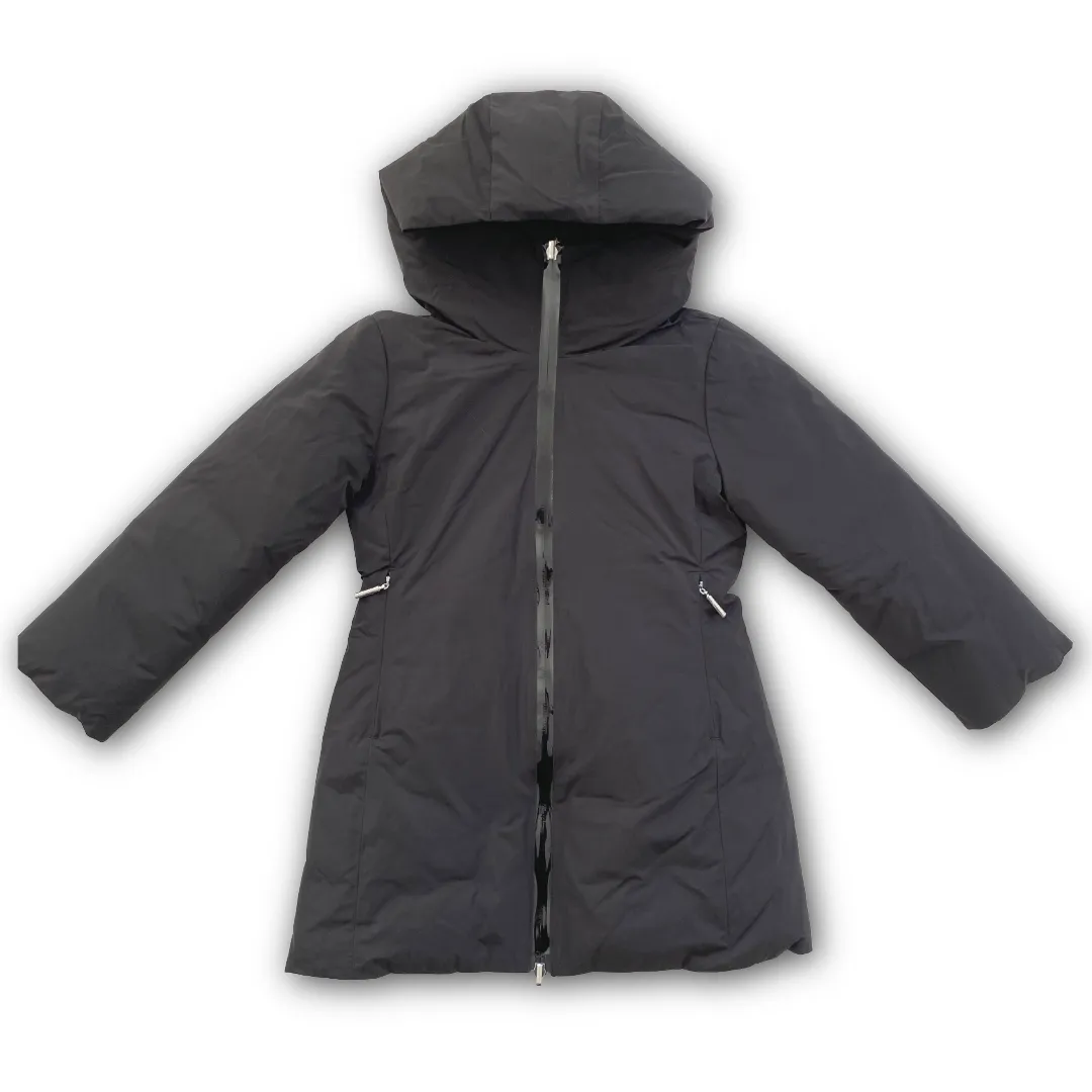 Piumino Freedomday nero reversibile per bambina, un lato liscio e un lato trapuntato, con cappuccio fisso.