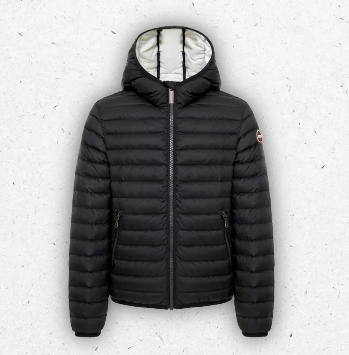 Piumino da bambino Colmar Originals leggero con cappuccio fisso, disponibile in blu e nero, imbottitura in piuma naturale e finitura opaca.