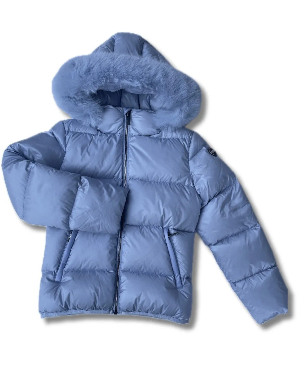 Piumino Colmar Originals da bambina, tessuto semi lucido e imbottitura in piuma naturale. Dotato di cappuccio con pelliccia sintetica staccabile e realizzato con materiali riciclati.