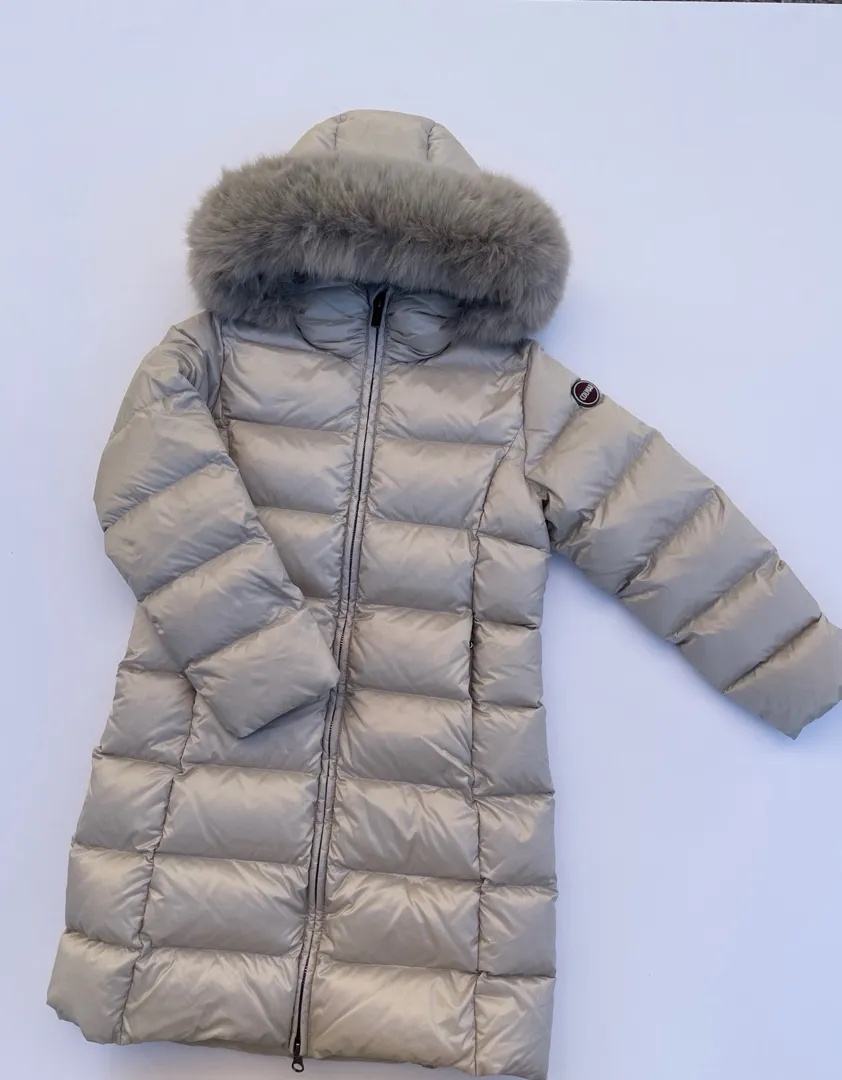 Piumino lungo Colmar Originals da bambina, colore beige canapa con silhouette sciancrata.