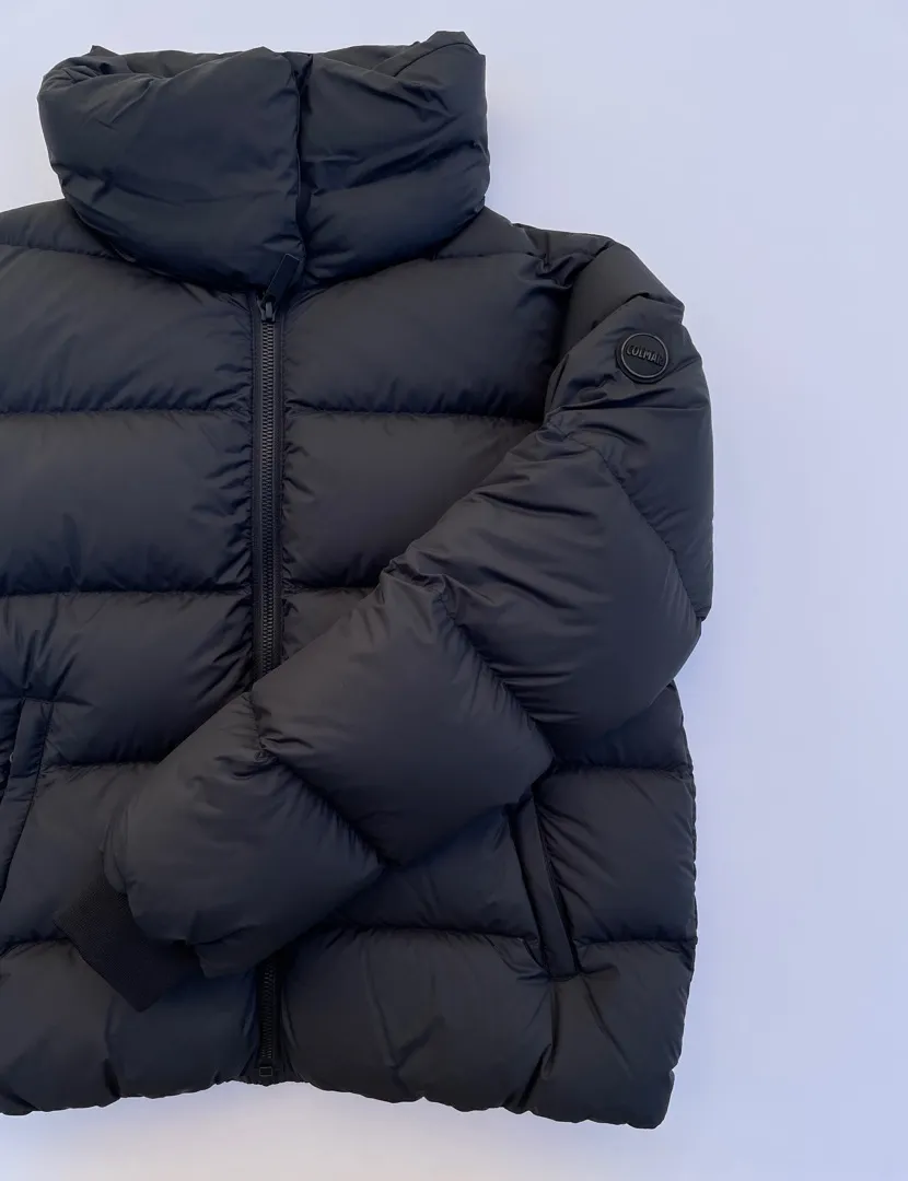 Piumino Colmar Originals nero da bambina con collo alto imbottito e polsini in maglia.