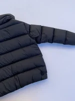 Piumino Colmar Originals nero da bambina con collo alto imbottito e polsini in maglia. 1