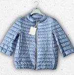 Piumino ultraleggero da ragazza Herno modello PI000182 con cappuccio removibile e trapuntatura orizzontale, disponibile in rosa, cielo e nero. 1