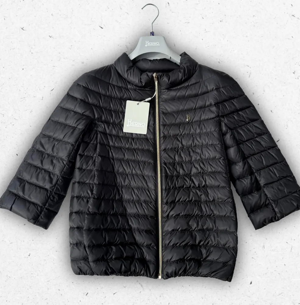 Piumino ultraleggero da ragazza Herno modello PI000182 con cappuccio removibile e trapuntatura orizzontale, disponibile in rosa, cielo e nero.