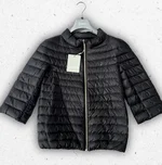 Piumino ultraleggero da ragazza Herno modello PI000182 con cappuccio removibile e trapuntatura orizzontale, disponibile in rosa, cielo e nero. 1