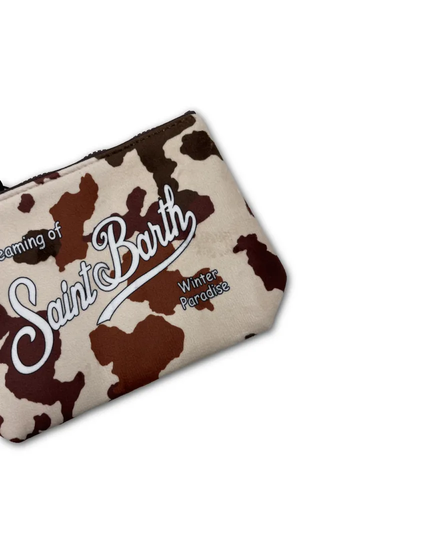 Pochette Aline MC2 Saint Barth in gomma cloroprene (scuba) di colore Beige, con stampa all-over muccata. Chiusura a cerniera e logo stampato Saint Barth.