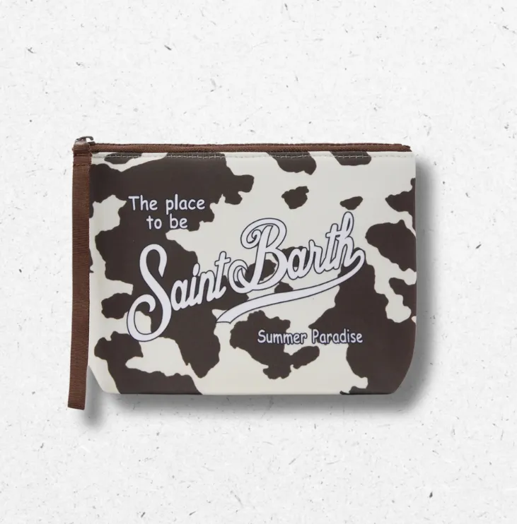 Pochette Aline MC2 Saint Barth in gomma cloroprene (scuba) di colore Beige, con stampa all-over muccata. Chiusura a cerniera e logo stampato Saint Barth.