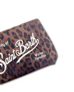 Pochette Aline MC2 Saint Barth in tessuto scuba con stampa effetto leopardo scuro. Dotata di cerniera e passante per polso in gros-grain. 1