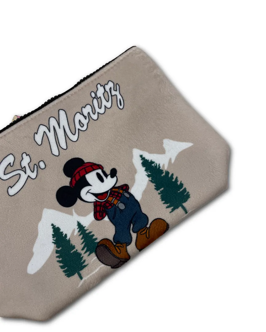 Pochette Aline MC2 Saint Barth in gomma cloroprene (scuba) di colore Beige, con stampa all-over Mickey Mouse (Topolino). Chiusura a cerniera e logo stampato Saint Barth.