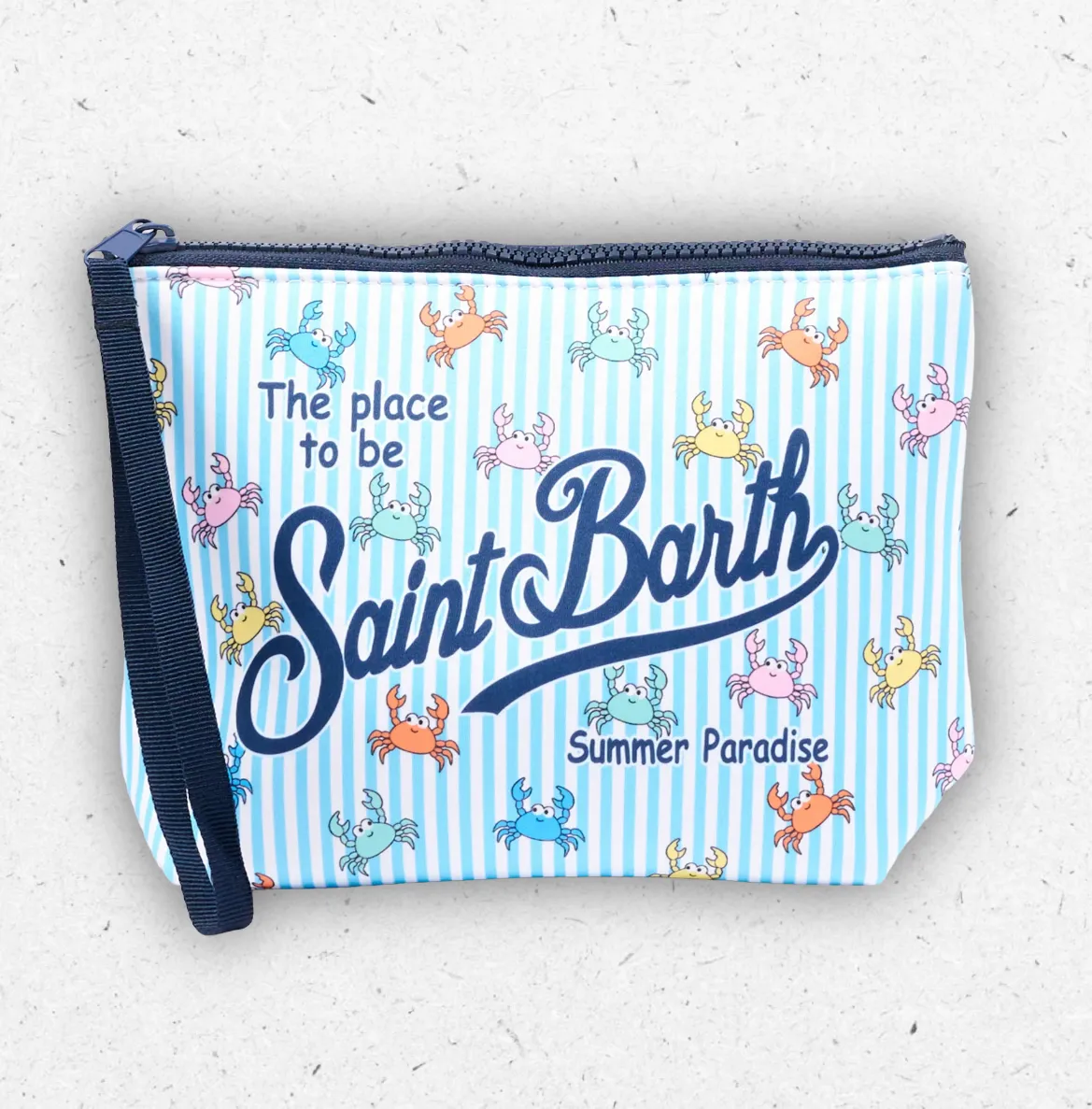 Pochette Aline di MC2 Saint Barth in tessuto scuba a righe bianche e azzurre con stampa di piccoli granchi colorati e logo script.