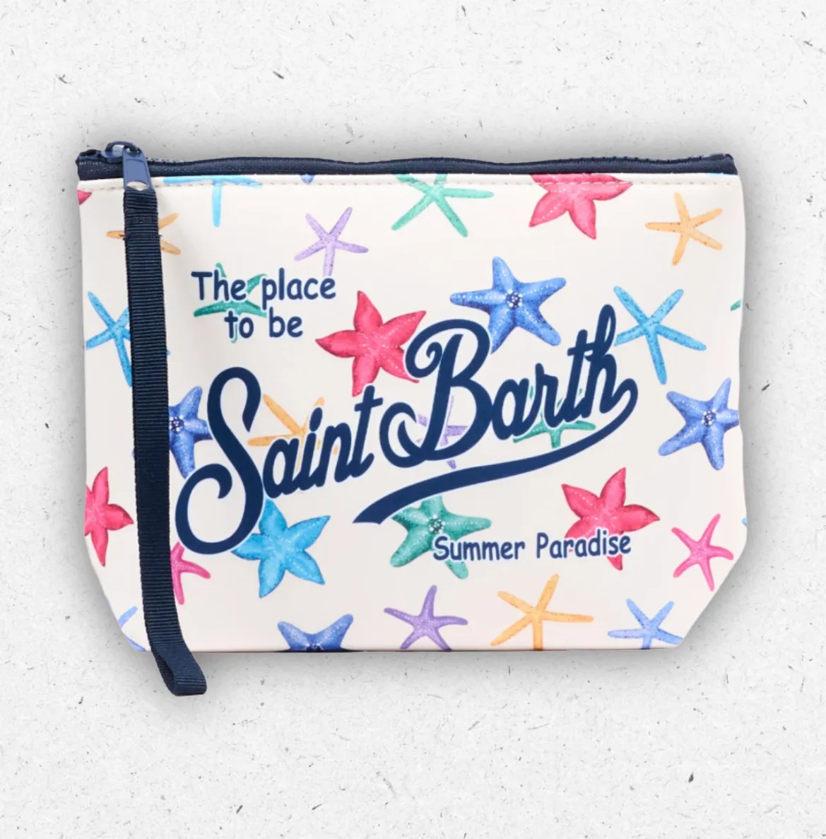 Pochette bianca Aline di MC2 Saint Barth in tessuto scuba con stampa di stelle marine colorate e laccetto blu navy.