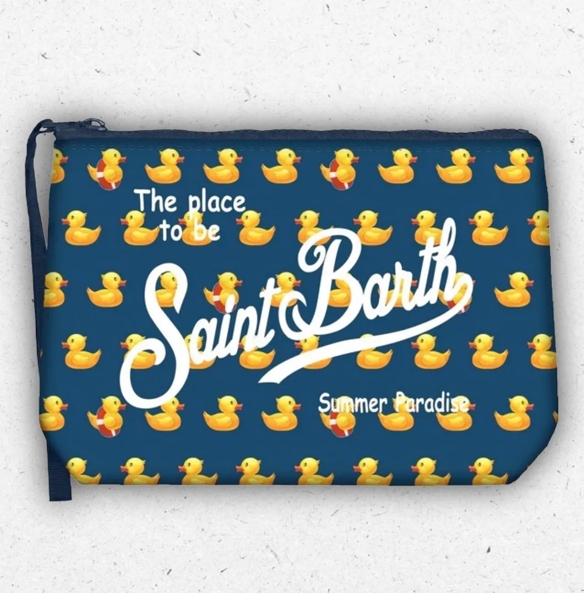 Pochette mare MC2 Saint Barth modello Aline Ducky 61 con fantasia all-over di paperelle gialle su fondo blu e logo bianco centrale.