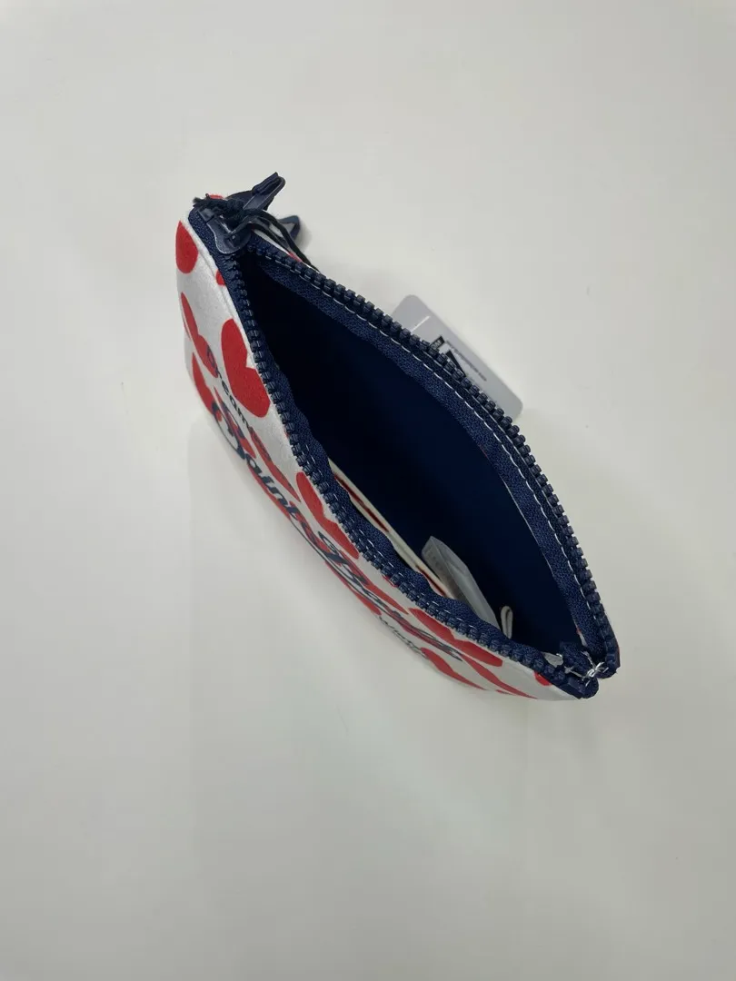 Pochette Mc2 Saint Barth modello Aline con stampa cuori e passante per il polso.