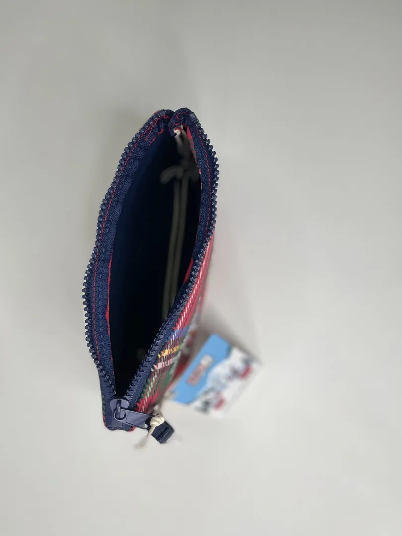 Pochette Mc2 Saint Barth modello Aline con stampa tartan rossa e passante per il polso.