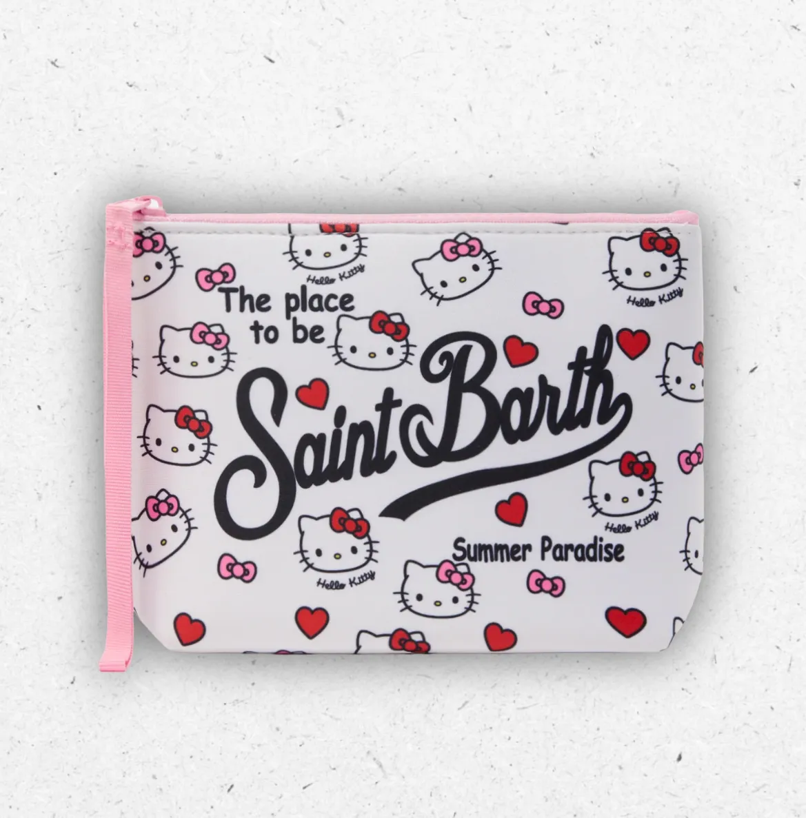 Pochette a bustina MC2 Saint Barth modello Aline in tessuto scuba bianco con stampa all-over di Hello Kitty, cuori rossi e laccetto laterale in gros-grain.
