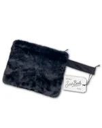 Pochette Pareasy nera in pelliccia (pelosa), con manico tessile e ricamo Saint Barth frontale. Dimensioni 20x25 cm. 1