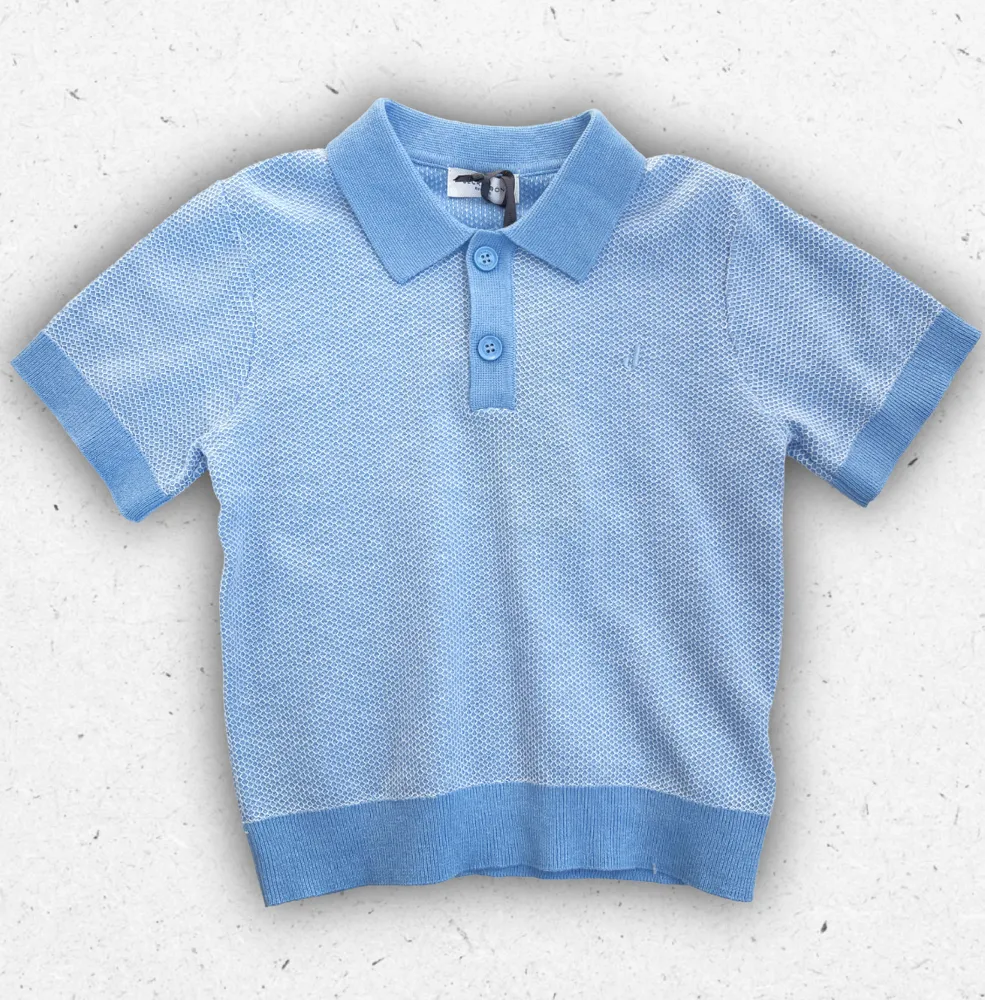 Polo da bambino Jeckerson in maglia celeste con lavorazione micro-nido d'ape e logo ricamato.