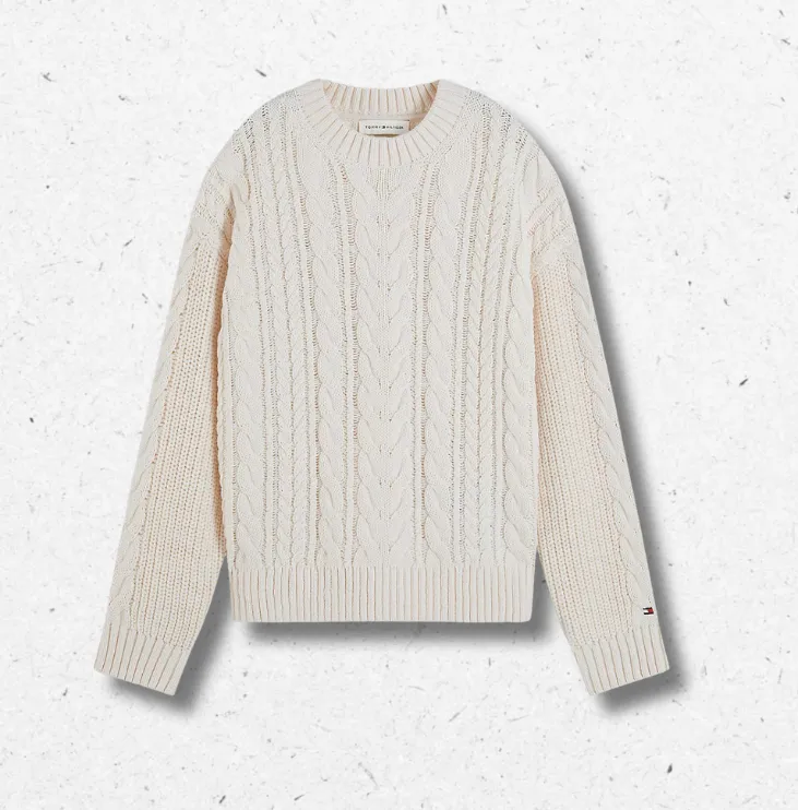 Pullover da bambino e ragazzo Tommy Hilfiger in maglia intrecciata misto cotone relaxed fit con applique logo sul retro disponibile nei colori bianco ivory petal e blu