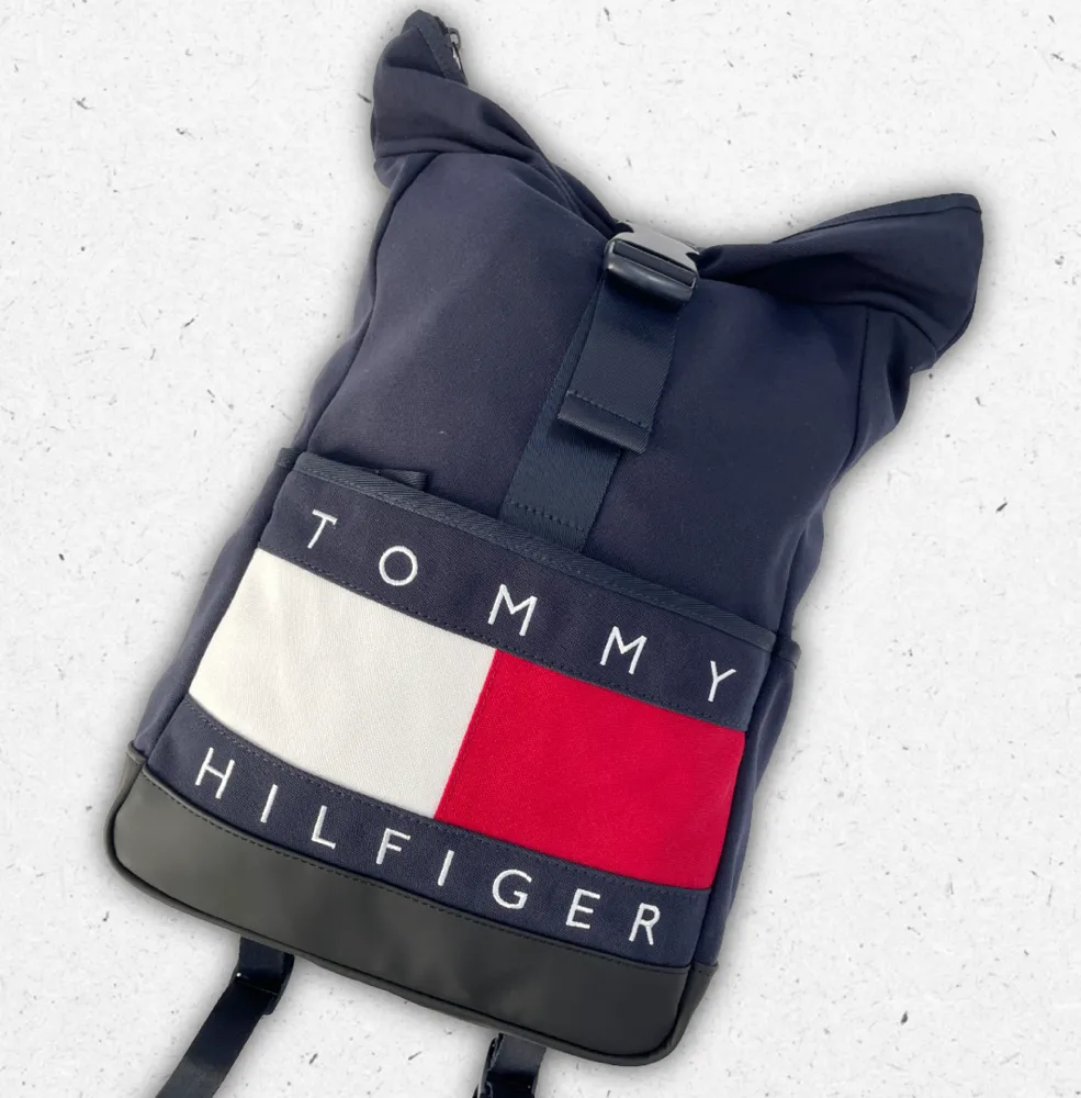 Sacca zaino Tommy Hilfiger per bambino modello Heritage con design roll top, fibbia a scatto e logo bandierina frontale.