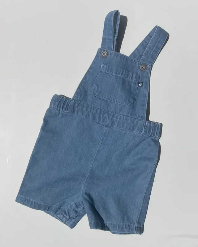 Salopette chambrais blu denim Petit Bateau per neonato