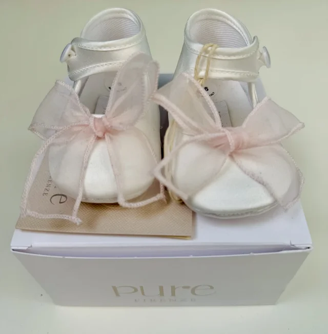 Scarpina in raso panna con fiocco rosa Pure per neonata