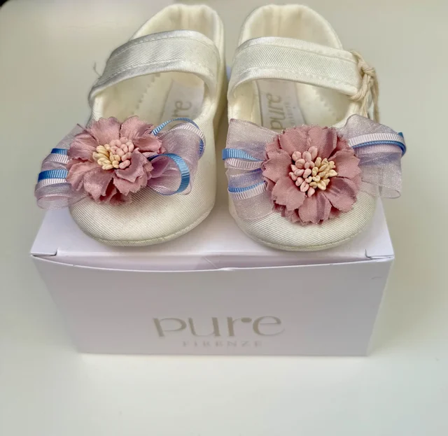 Scarpine Micado panna Pure per neonato con fiore decorativo