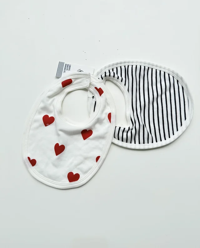 Set 2 bavaglini in cotone Petit Bateau per neonato con fantasia cuori e righe