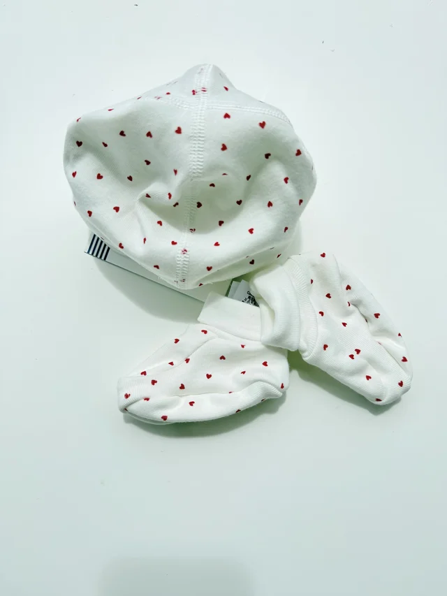 Set 2 pezzi in cotone con fantasia cuori Petit Bateau per neonato – cappellino e calzini