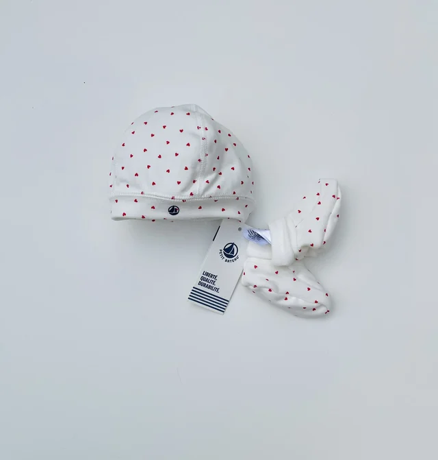 Set 2 pezzi in cotone con fantasia cuori Petit Bateau per neonato – cappellino e calzini