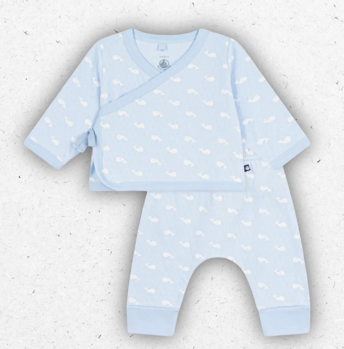 Completo set 2 pezzi per neonato Petit Bateau in cotone tubique bianco con stampa balene e chiusura a portafoglio.