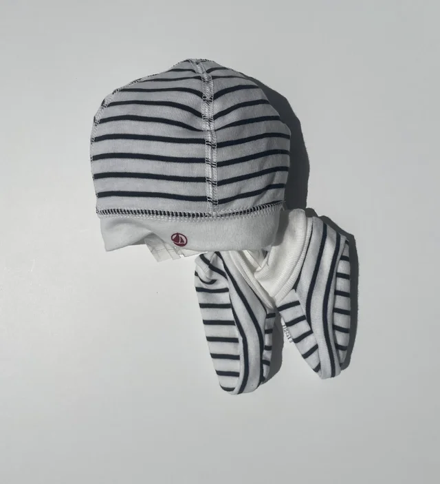 Set cappellino e calzini in cotone Petit Bateau per neonato bianco a righe blu