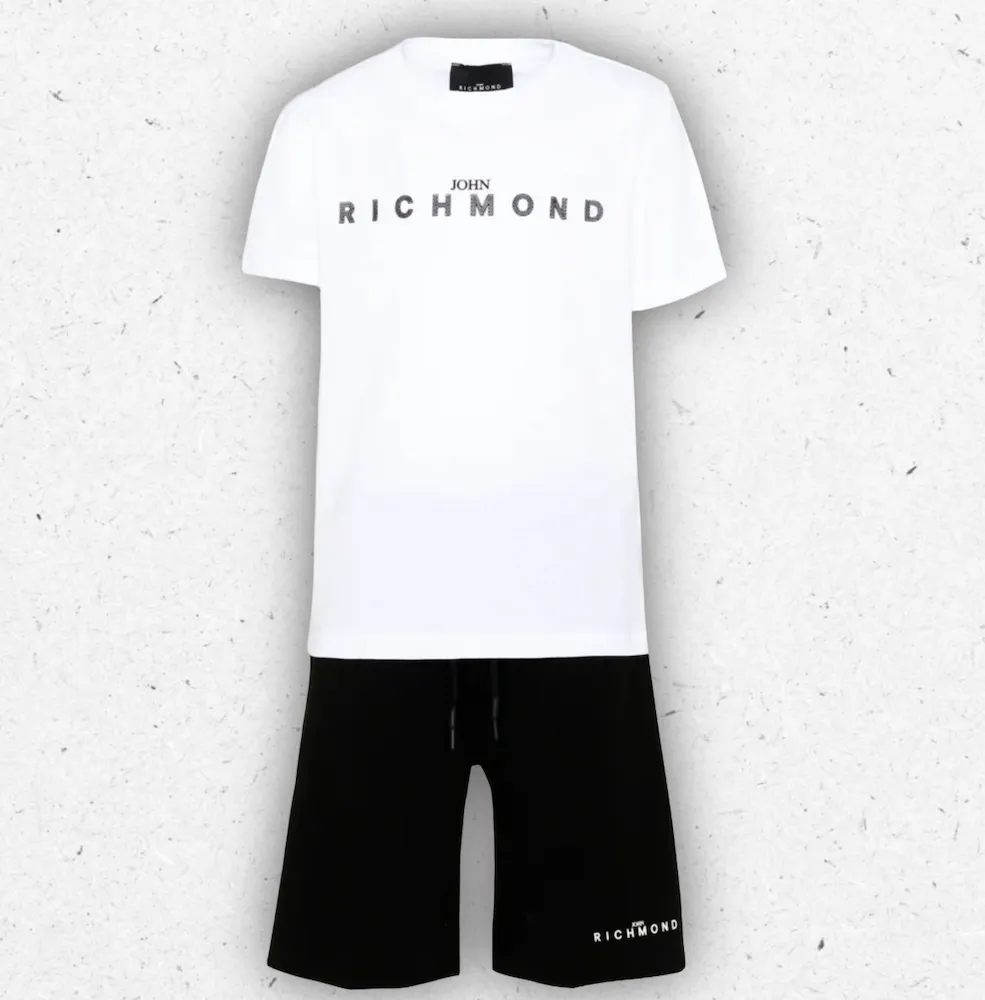 Set due pezzi da ragazzo John Richmond composto da t-shirt a maniche corte e pantaloncino bermuda con logo a contrasto, disponibile in bianco/nero e nero/nero.