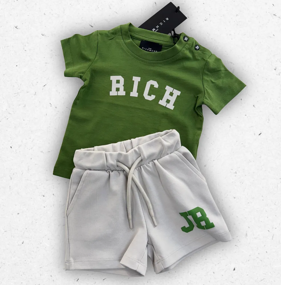 Set neonato Richmond composto da t-shirt verde con stampa RICH e bermuda grigio melange con logo JR verde.