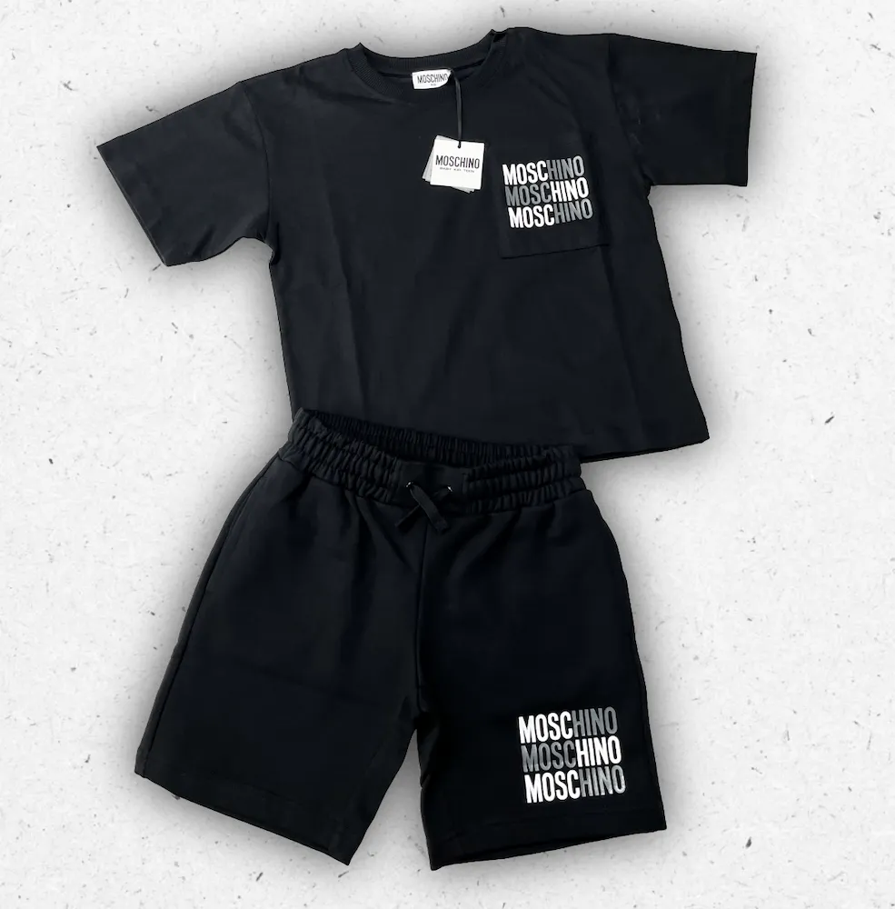 T-shirt bianca da ragazzo Moschino modello HUM05O in jersey di cotone con maxi logo Moschino Milano nero stampato sul petto.