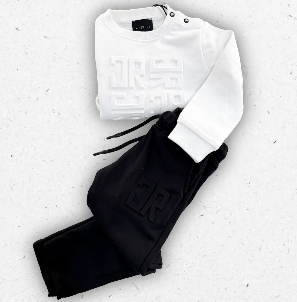 Set tuta da bambino Richmond composto da felpa bianca con loghi JR a rilievo e pantalone nero coordinato con maxi logo.