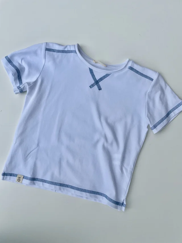 T-shirt a maniche corte bianca con rifiniture azzurre o verdi Maperò per bambino
