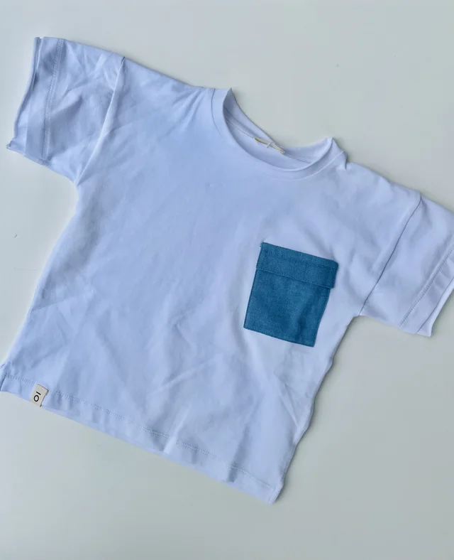 T-shirt a maniche corte in jersey per bambino Maperò bianca con taschino azzurro