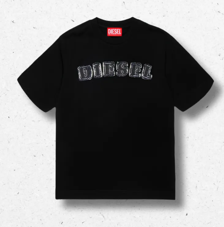 T-shirt a maniche corte oversize da bambino firmata Diesel in puro cotone, caratterizzata da scritta logo frontale con bordi ad effetto sfrangiato, collezione Autunno Inverno 2026.