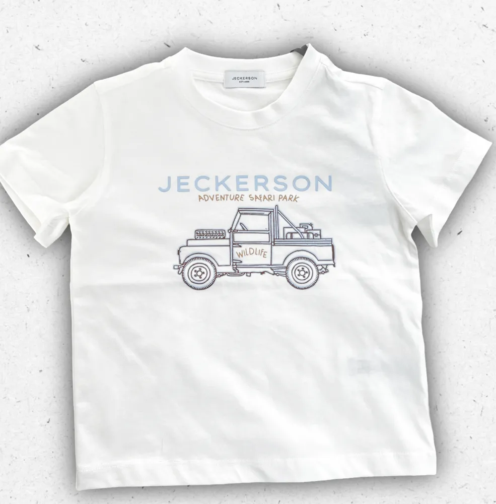 T-shirt bianca da bambino Jeckerson modello JB5700 con stampa grafica fuoristrada e scritta Adventure Safari Park.